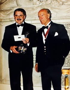 Georg Stiegelmar und Robert Mondavi bei der Verleihung des "Winemaker of the Year 1995"