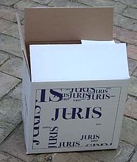 Flaschenkarton mit Juris Logo